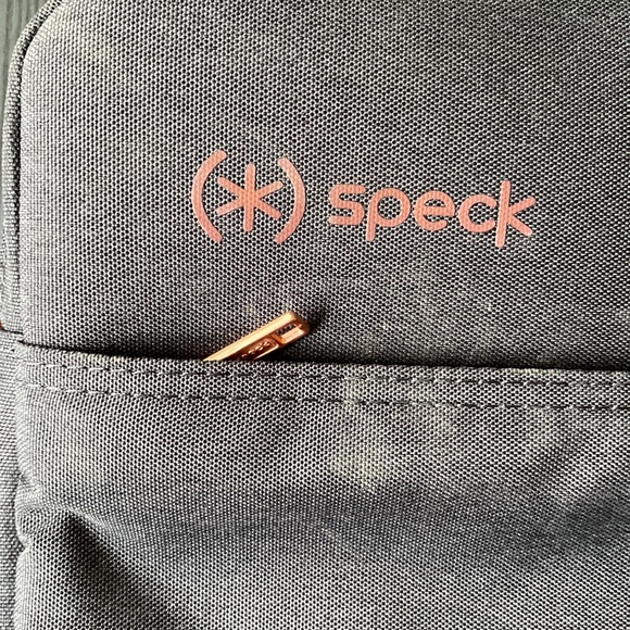 NWOT Speck 16in laptop case. - Picture 2 of 4